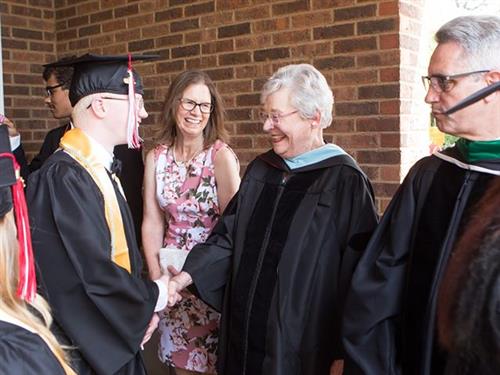 ASB student shakes Gov. Ivey's hand 